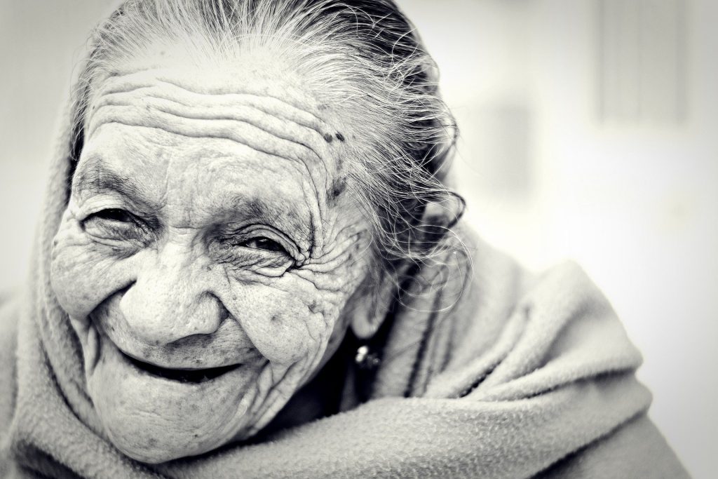 eine alte Frau lächelt
