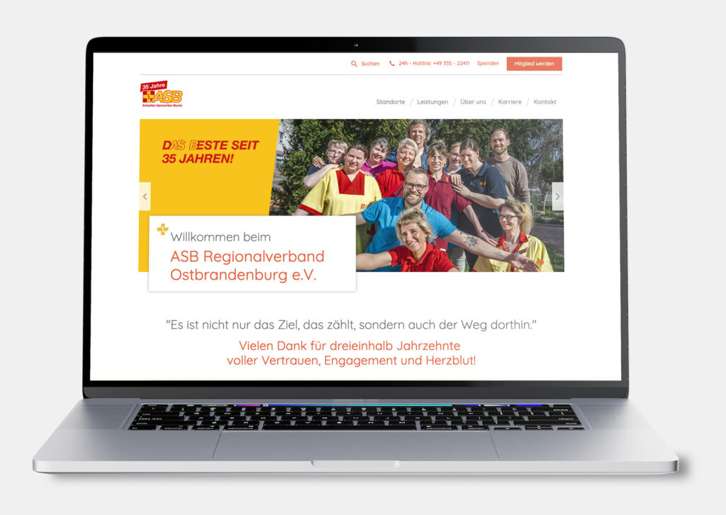 Laptop mit Website des ASB, wo die 35 Jahre ASB Ostbrandenburg Banner zu sehen sind